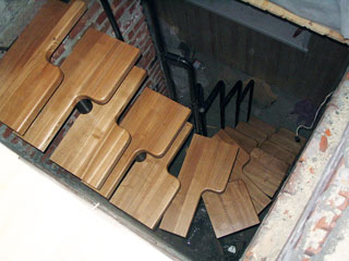 Поворотная лестница гусиных шаг.