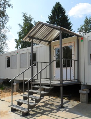 Маршевая металиичсекая лестница на улицу входная группа, простая, конструкция - тетива Маршевая металиичсекая лестница на улицу входная группа, простая, конструкция - тетива