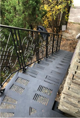 Маршевая металиичсекая лестница уличная с металлическими ступенями на второй этаж Маршевая металиичсекая лестница уличная с металлическими ступенями на второй этаж