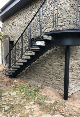 Маршевая металиичсекая лестница уличная углвая с металлическими ступенями на второй этаж Маршевая металиичсекая лестница уличная угловая с металлическими ступенями на второй этаж