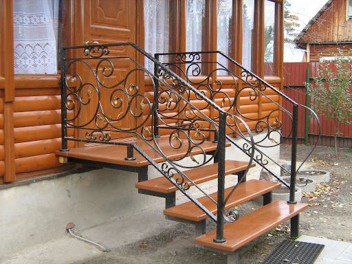 Маршевая металиичсекая лестница входная группа с коваными перилами Маршевая металиичсекая лестница входная группа с коваными перилами