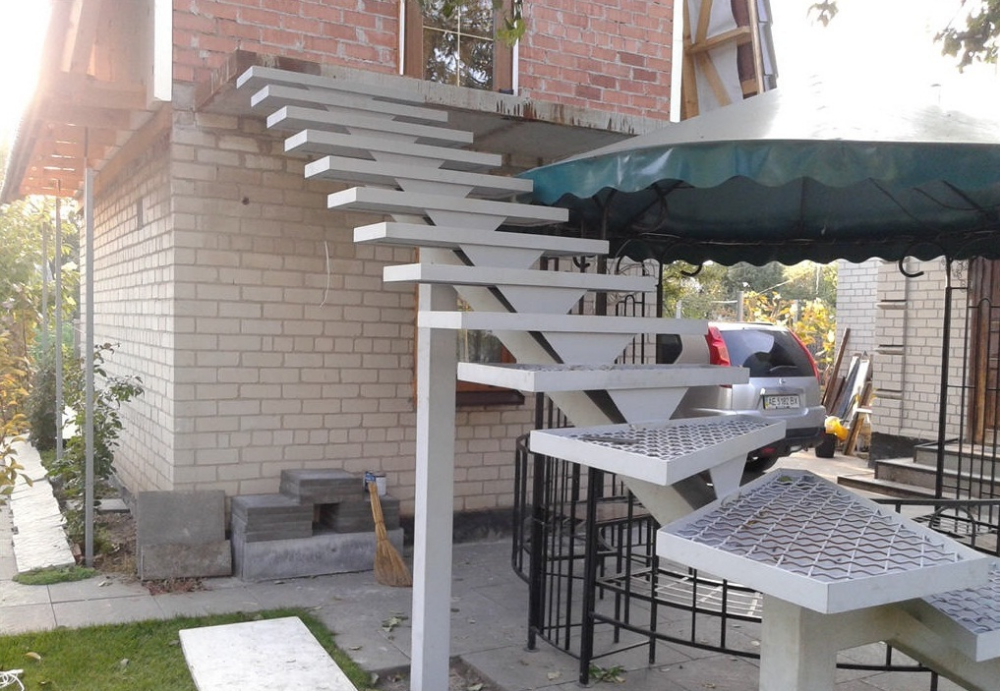 Маршевая металиичсекая лестница на улицу с поворотными ступенями Маршевая металиичсекая лестница на улицу с поворотными ступенями без площадок