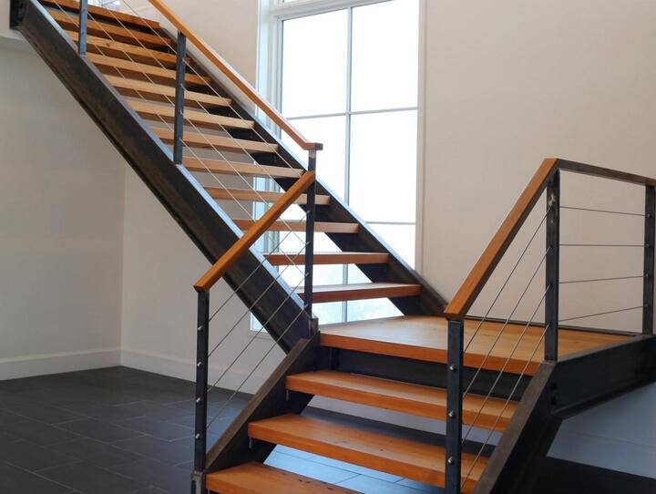 Маршевая поворотная лестница с одной площадкой. Ступени обшитые деревом, перила лофт с деревянным поручнем