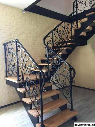 Кованая лестница, маршевая с двумя площадками, кованыеми перилами и деревянными ступеньками