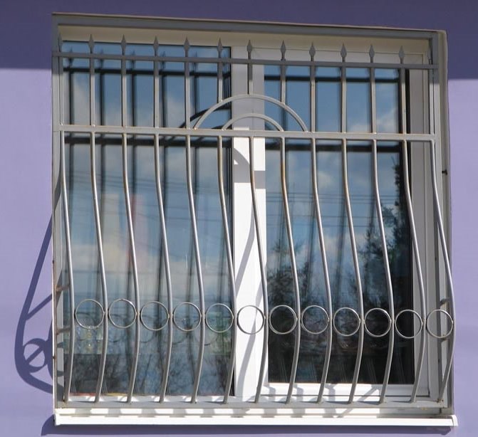 Кованые решетки на окна в Одессе. Цена с установкой