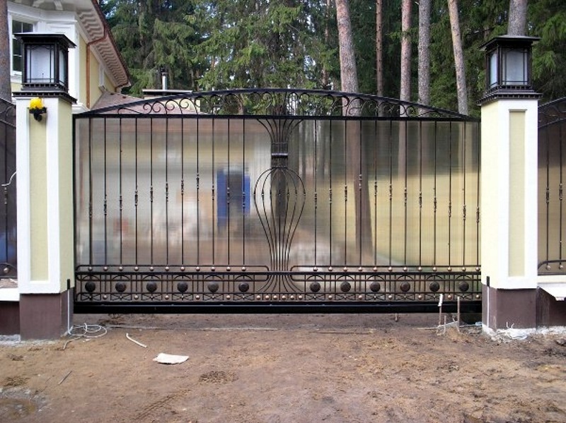 Откатные кованые ворота обшитые поликарбонатом