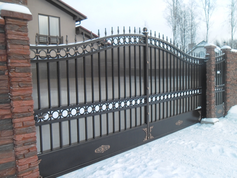 Откатные кованые ворота обшитые поликарбонатом