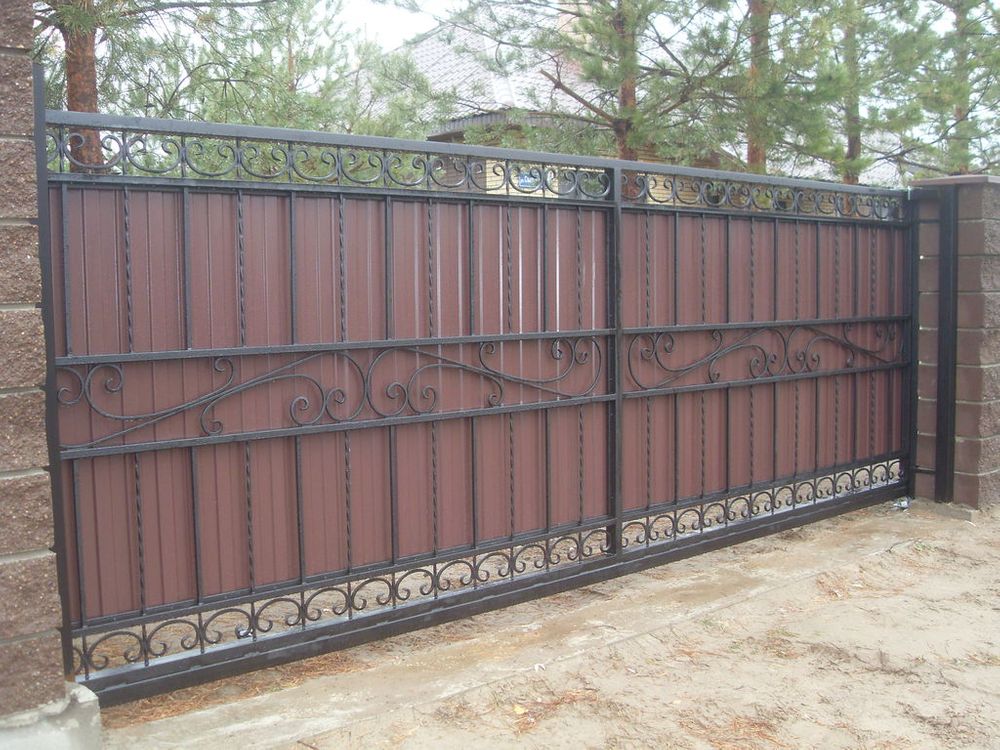 Откатыне кованые ворота обшитые профнастилом.