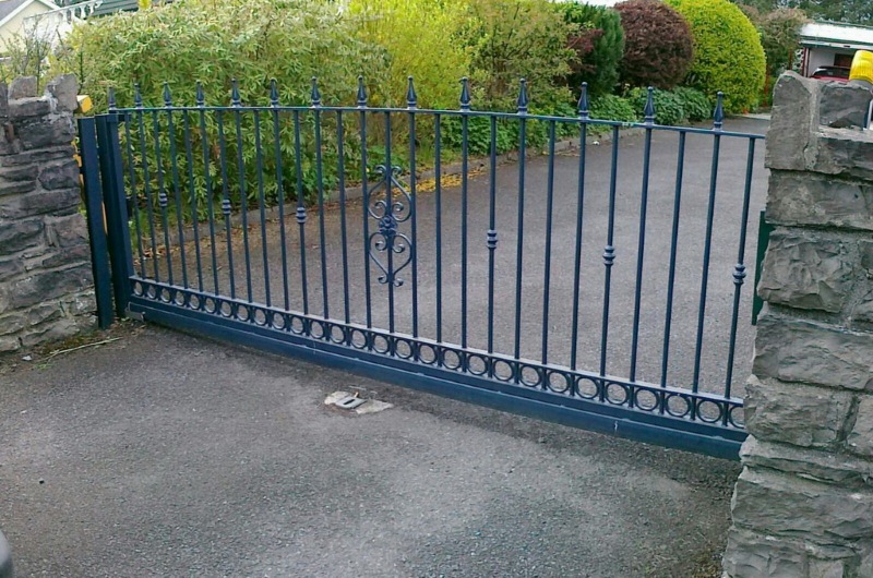 Откатные кованые ворота без обшивки - прозрачные