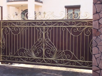 Откатные кованые ворота обшитые листовым металлом