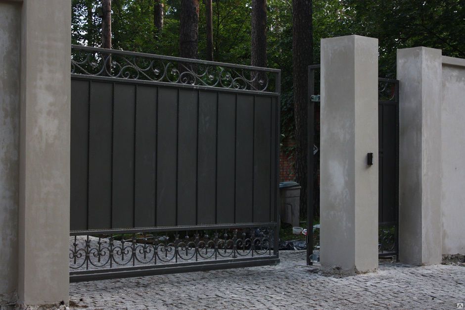 Откатные кованые ворота обшитые листовым металлом