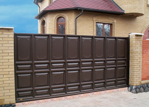 Откатные кованые ворота обшитые листовым металлом