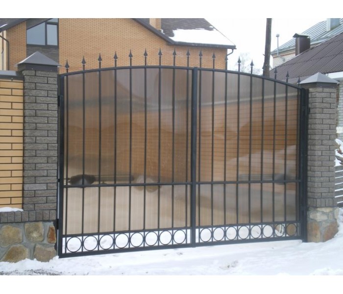 Распашные кованые ворота обшитые поликарбонатом