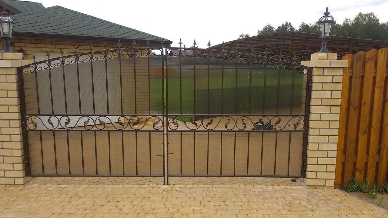 Распашные  кованые ворота обшитые поликарбонатом
