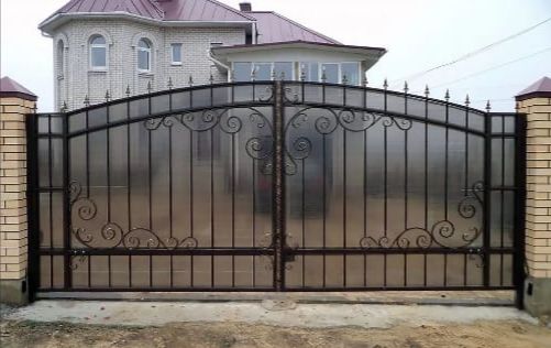 Распашные кованые ворота обшитые поликарбонатом