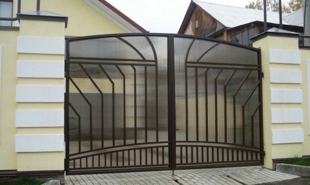 Распашные кованые ворота обшитые поликарбонатом