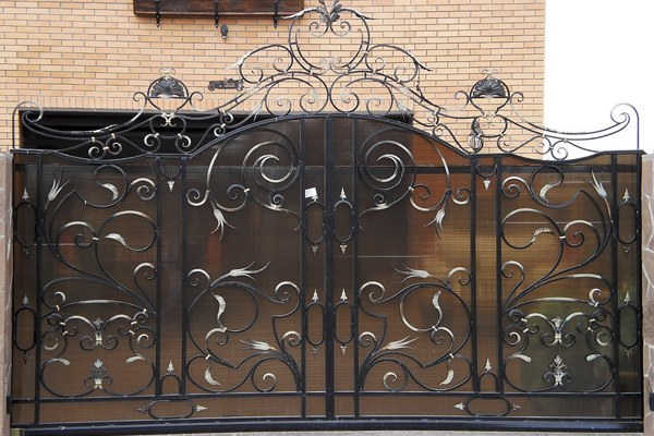 Распашные кованые ворота обшитые поликарбонатом