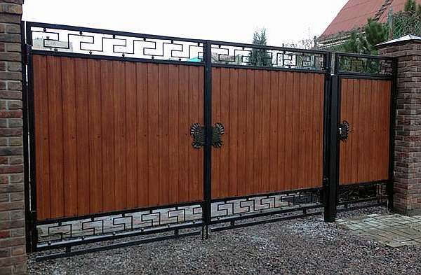 Распашные кованые ворота обшитые профнастилом.