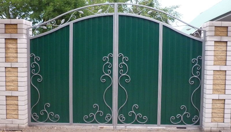 Распашные кованые ворота обшитые профнастилом.