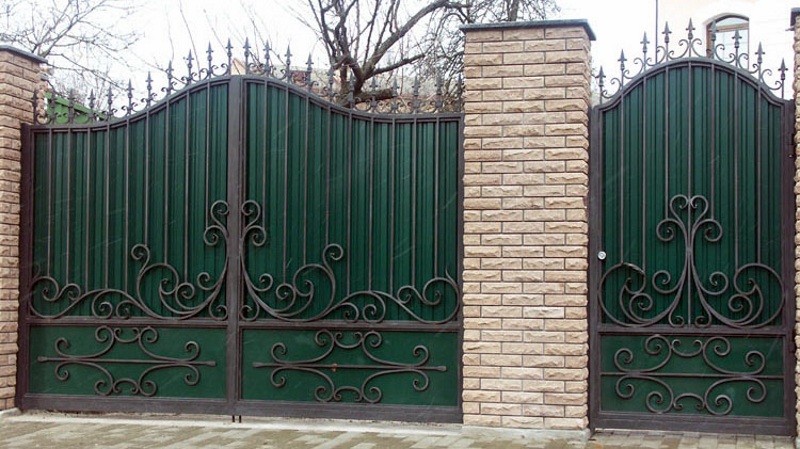 Распашные кованые ворота обшитые профнастилом.
