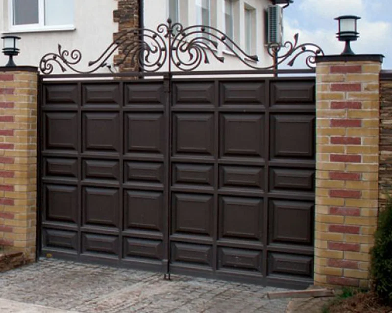 Распашные кованые ворота обшитые листовым металлом
