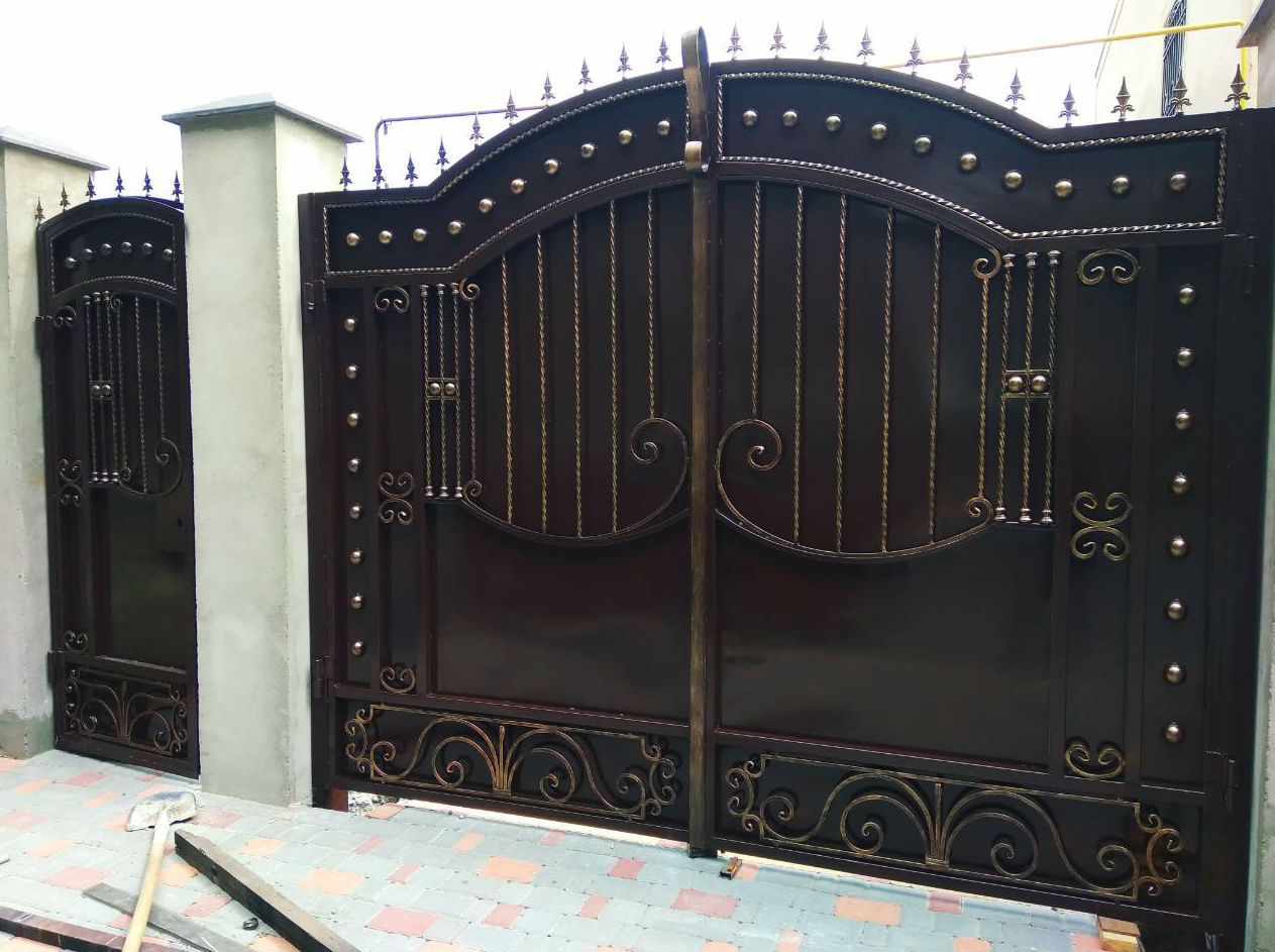 Распашные кованые ворота обшитые листовым металлом