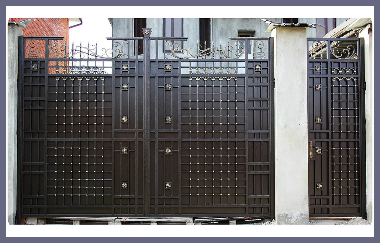 Распашные кованые ворота обшитые листовым металлом