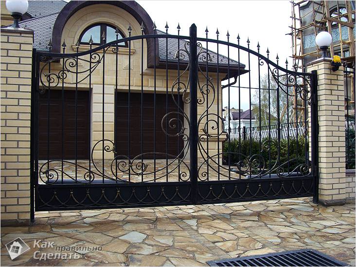Распашные кованые ворота без обшивки - прозрачные