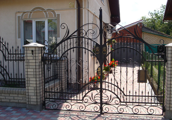 Распашные кованые ворота без обшивки - прозрачные