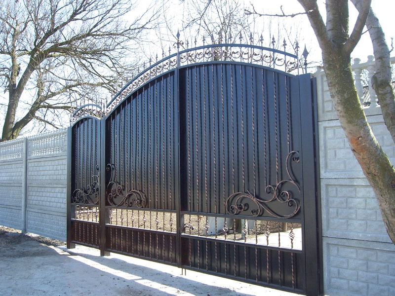 Кованые ворота простыне, недорогие, глухиеБ обшитые металлом. Ковка Одесса