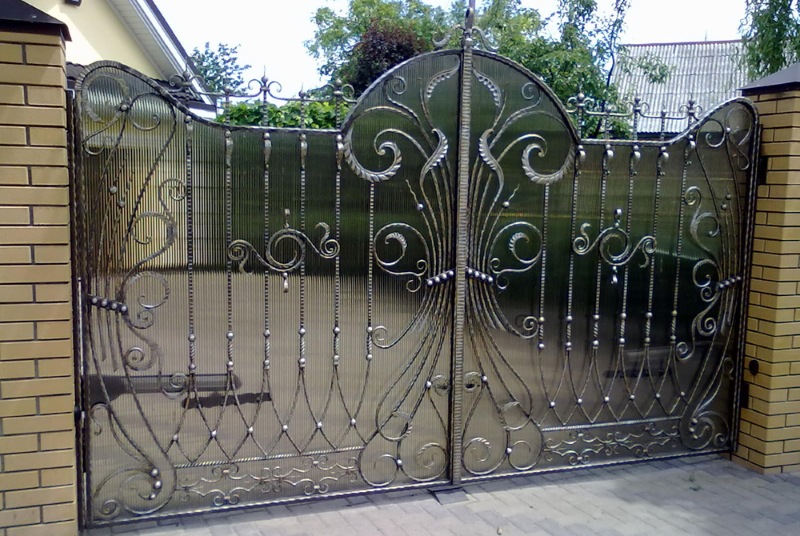 Кованые ворота и калитка обшитые поликарбонатом. 