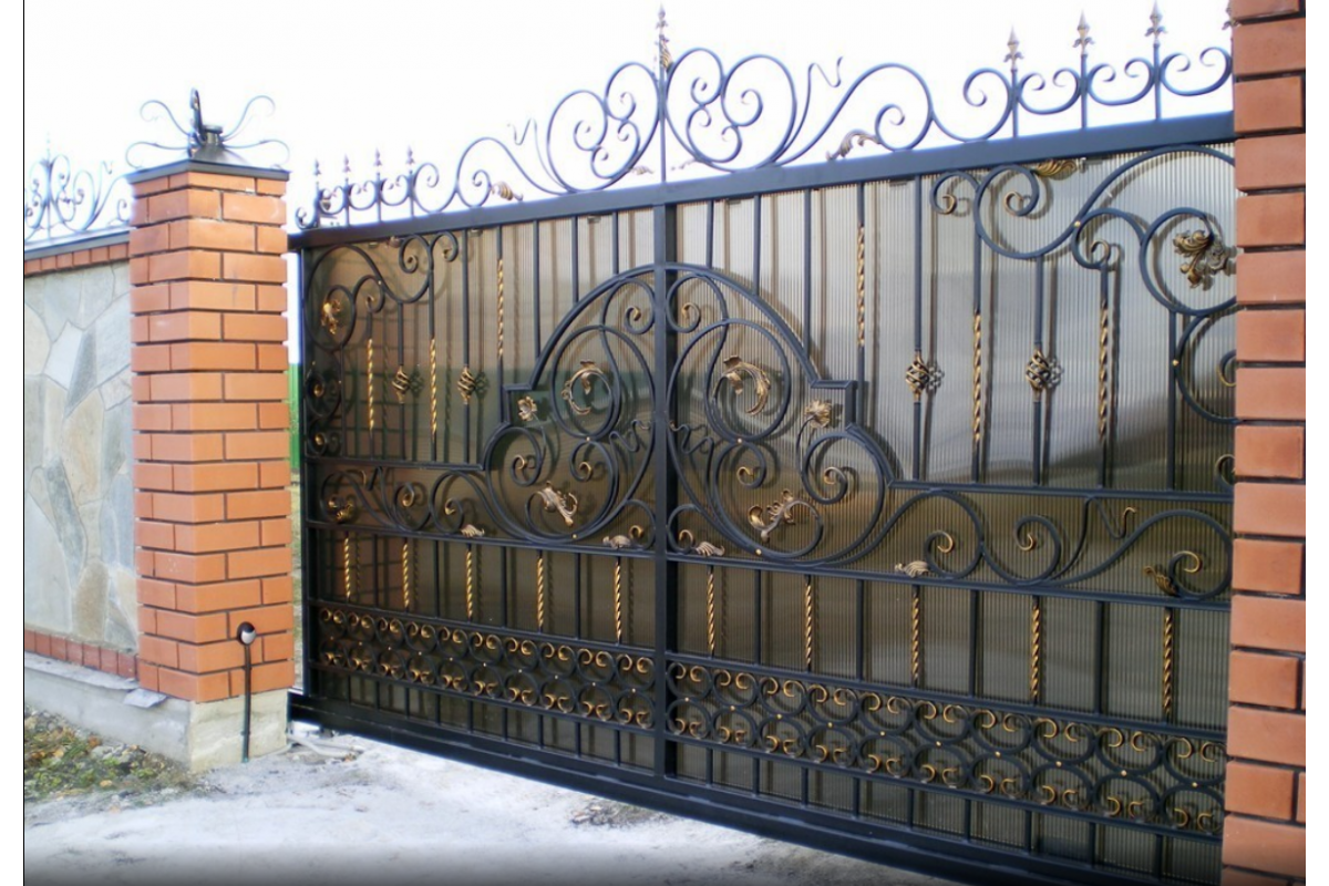 Кованые откатные ворота обшитые поликарбонатом. Отьездные ворота с поликарбонатом.